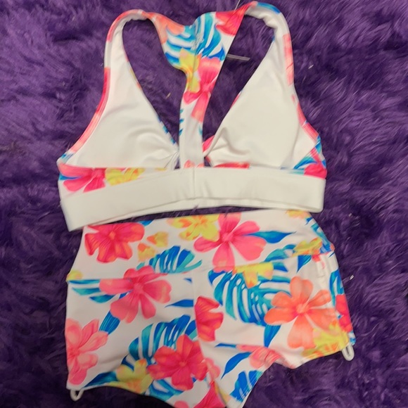 Victoria Secrets Gym to Swim - Picture 2 of 6